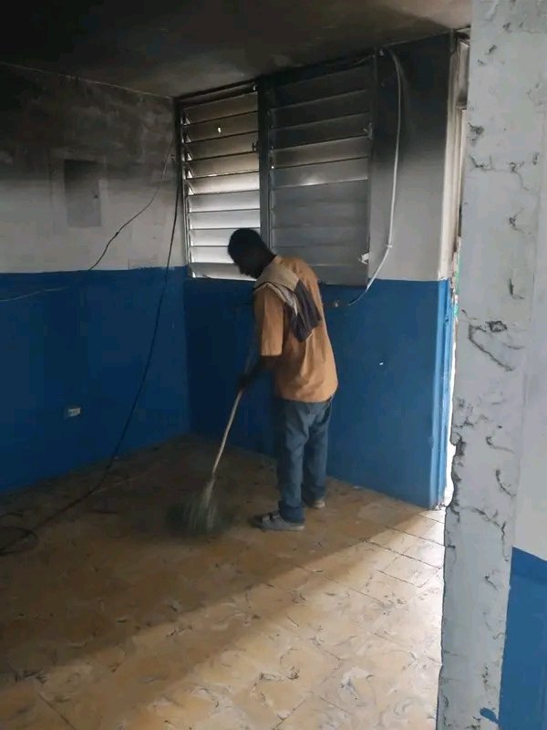 ❤🇭🇹
Moun Sodo k ap remete komisarya a pwòp ankò apre bandi fin lage dife ladan epi detwi yon seri materyèl. Moun yo menm ap pentire espas la. 
📸 ?