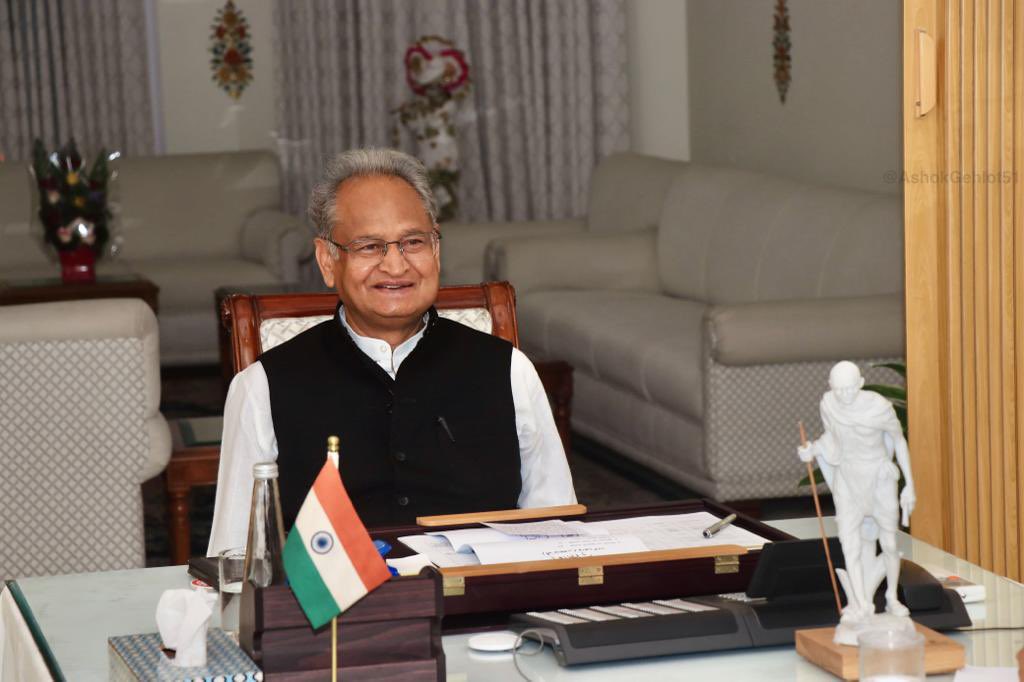 ashokgehlot51's tweet photo. आज उदयपुर से जयपुर के बीच शुरू हुई वंदे भारत एक्सप्रेस के उद्घाटन कार्यक्रम में शामिल हुआ। https://t.co/k1A2WqGZqV