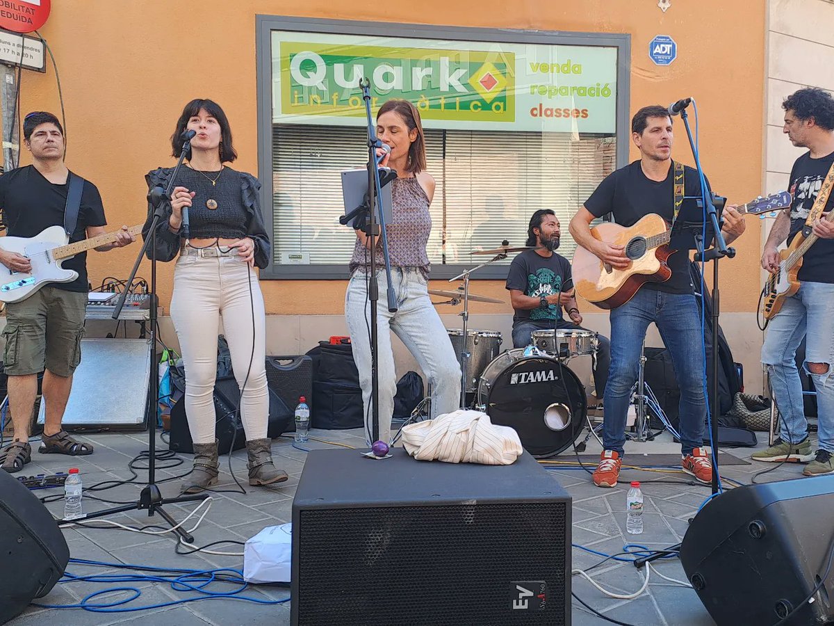 ajsantpedor's tweet photo. 🍂Ja tenim guanyadors del Concurs de Músics al Carrer de la Fira de Sant Miquel! #FSM2023

🥇Dizzy's Funktext
🥈Kilian Noise and Friends of Dark🥉La Maravillosa Cabeza Parlante

Gràcies a tots i totes per participar, animar i posar música a la Fira! https://t.co/lfpqVVnYSC