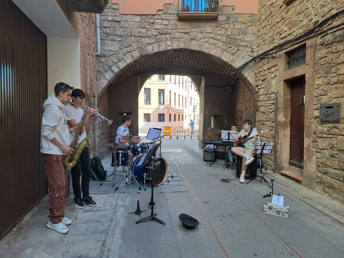 ajsantpedor's tweet photo. 🍂Ja tenim guanyadors del Concurs de Músics al Carrer de la Fira de Sant Miquel! #FSM2023

🥇Dizzy's Funktext
🥈Kilian Noise and Friends of Dark🥉La Maravillosa Cabeza Parlante

Gràcies a tots i totes per participar, animar i posar música a la Fira! https://t.co/lfpqVVnYSC