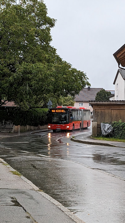 LizCollet's tweet photo. Autumn is also the time of.... cold and rainy waiting time for...
Und nicht im Bilde (bewusst) sind die zahllosen Kids, die per pedes und per pedales in Regenkleidung von links aus der Gasse von 3 Schulen dann heimsausen oder wie am Freitag mit Elterntaxis haufenweise abgeholt https://t.co/SyTNK05ne8