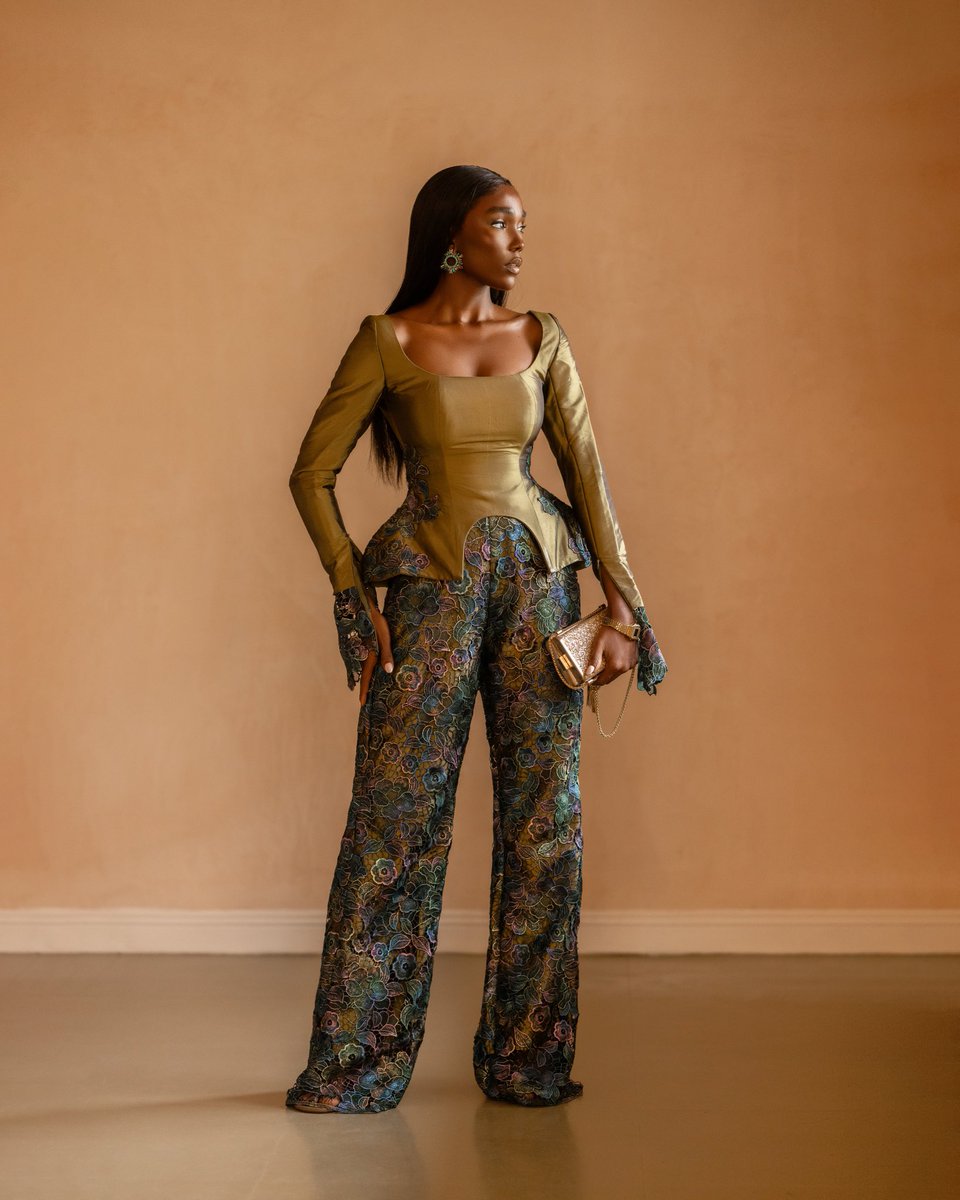 officialmimzbee's tweet photo. How I showed up for the RHO premier yesterday ✨✨✨

This is the all the drama you can get from me with the theme Eko royalty 🤩🤩 

Tell me what you think about this look?

Photography @kayode.adeojo 
Outfit @knanfe 
Hair @pompextensions 

#rholagos #rholagospremiere https://t.co/3njxbN3kEd