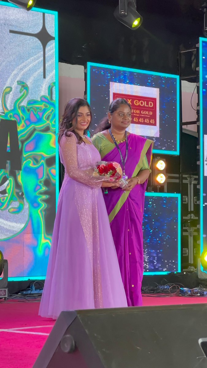Actress #ArchanaRavichandran attended #Ovations- Loyola College's Cultural Fest & enthralled the audience with her casual & cute speech. 😍👌🏼 @Archana_ravi_ @RIAZtheboss @V4UTALENTS @V4umedia_