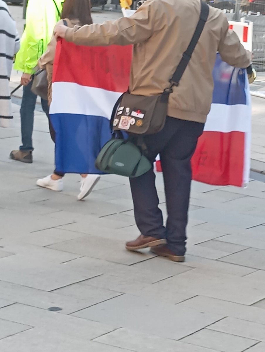 1643 die Demo biegt domstraße ab
Bin jetzt leider auch raus habe noch was vor 
Kleiner Nachtrag:
Der Herr mit der Fahne hat komische Patches auf der Tasche 
#hh2409 #nonazishh
