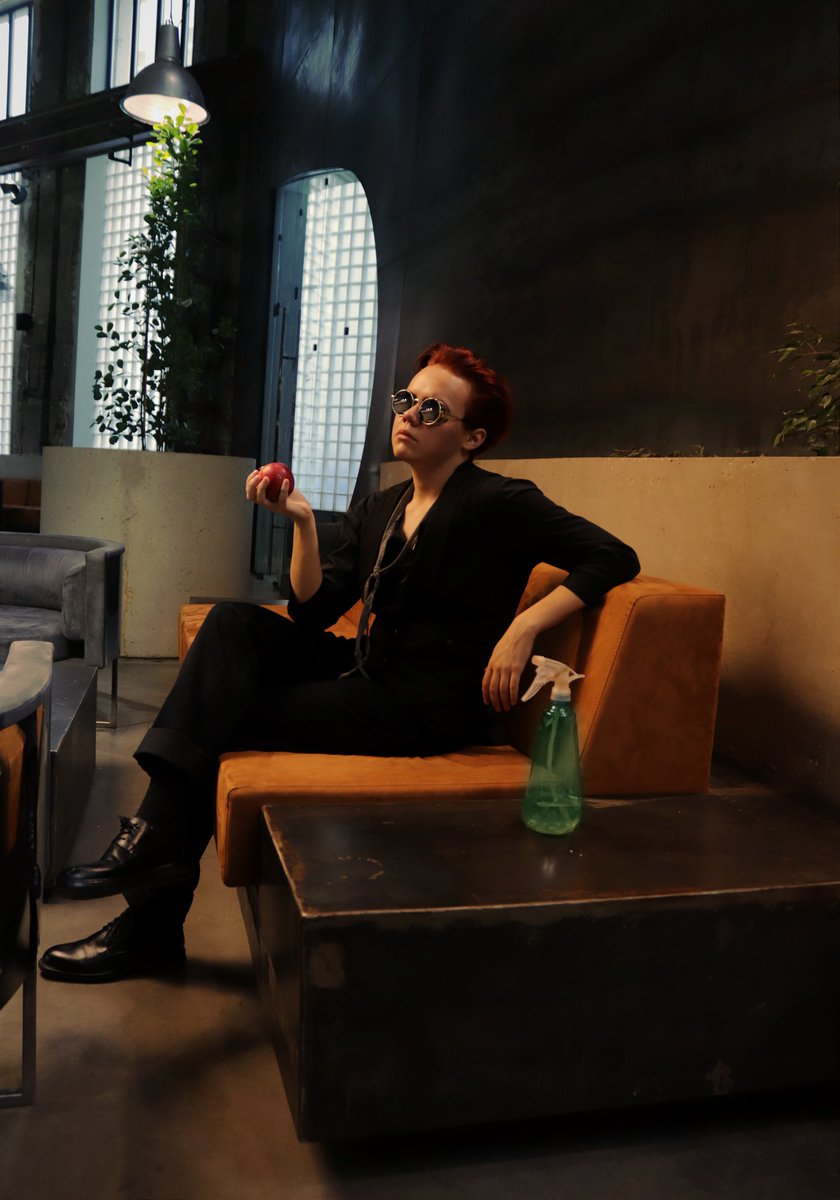 William_Raskol's tweet photo. Do you want an apple? 
#crowley #goodomens  #good_omens #благиезнамения #кроули https://t.co/36Tyjp0OWf