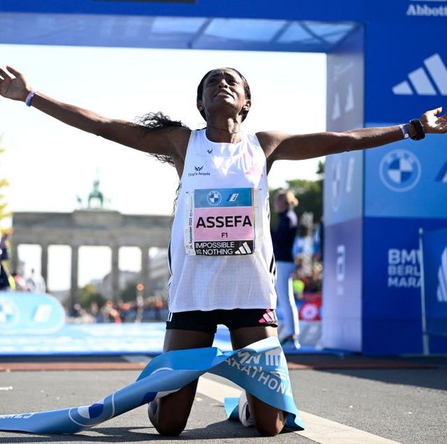 Tigist Assefa gana el Maratón de Berlín en un tiempo de 2 horas, 11 minutos y 53 segundos, llevándose un premio de 30.000 dólares por la victoria, un bonus de 30.000 dólares por bajar de las 2 horas, 17 minutos y 30 segundos y 50.000 dólares por batir el récord mundial de maratón