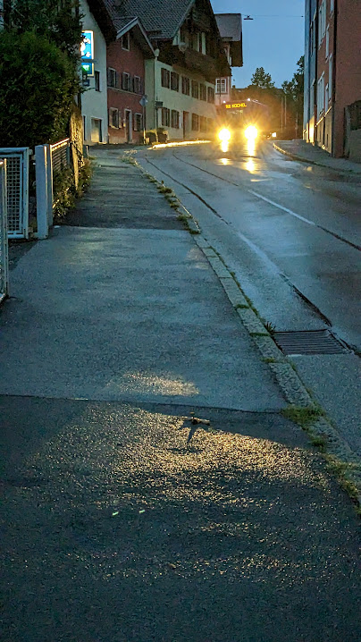 LizCollet's tweet photo. Lasttweet ist die Mittags-Bushalt Sollerstrasse nach Kochel, wenn Schulkids mitfahren. 2x noch werde ich sie nutzen. Plus EINmal noch die Burggraben/Mitte (6:12 Uhr früh) und EINMal noch die Burggraben B2 (7:37 Uhr früh) #WaitingFor9611 #Countdown6 #MobilitätswendeSuiGeneris https://t.co/z8xx68ipok