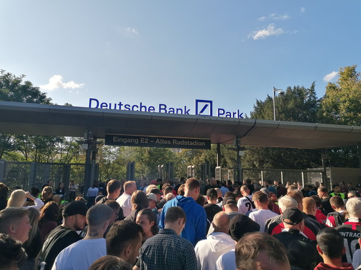 bergscherac's tweet photo. Kämpfen und siegen 🖤🤍❤️      #eintrachtFrankfurt #SGE #waldstadion https://t.co/82ELFHWJeK