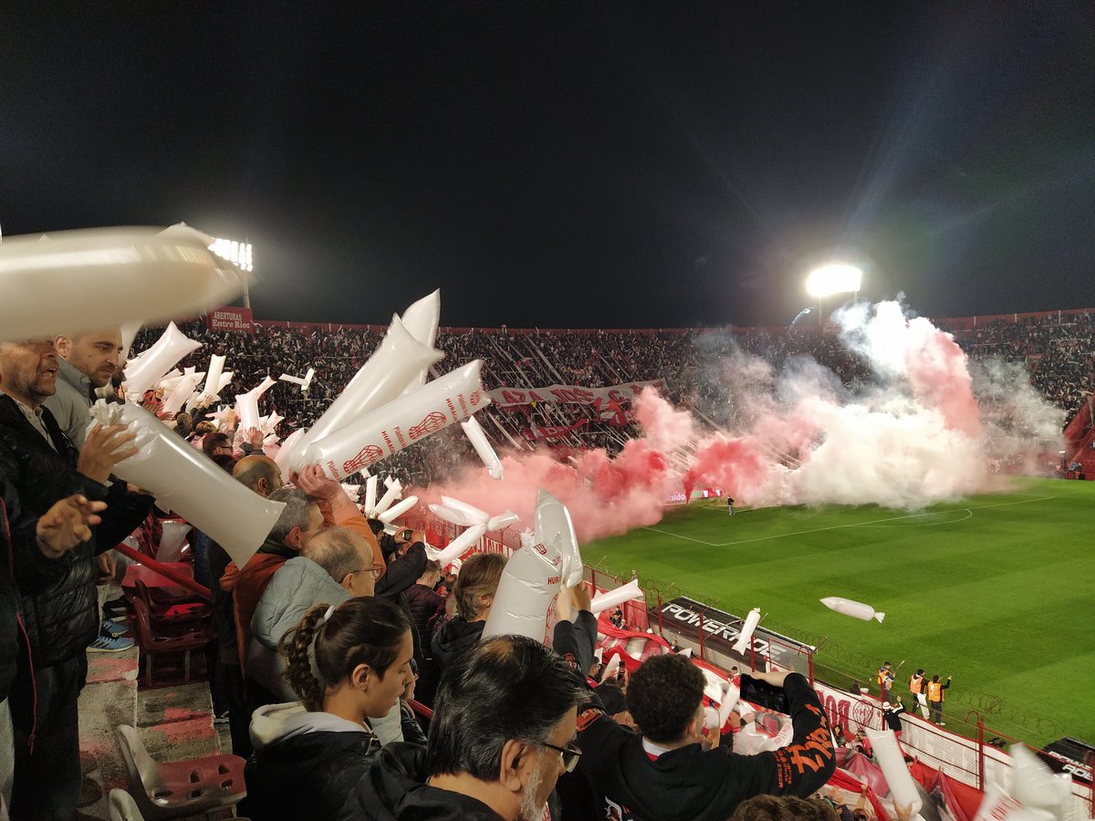 Venga un apaluso para esta hinchada #Huracan #tricota #laquema #Quemeros #quemera #futbol