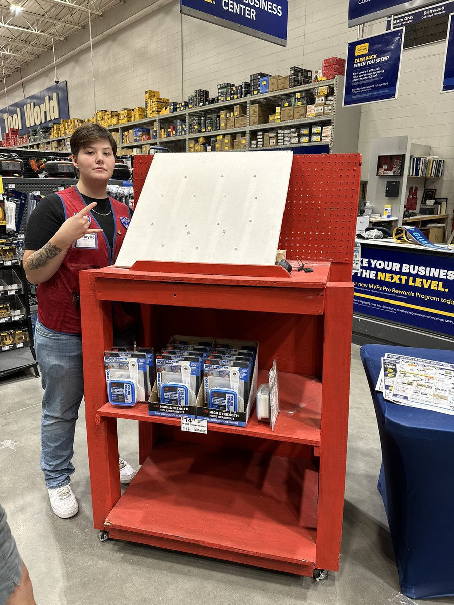 Having fun at 2458 with the 3M Blue-to-White spackling kit! #R1Demos @alicia_sanders1 @som2to <a href="/BenitoKomadina/">Benito.Komadina@Lowes</a> <a href="/BlueBoxR1/">@BlueBoxR1</a>