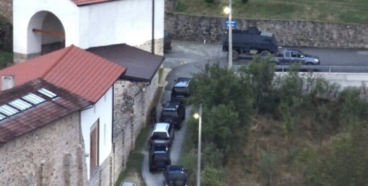 Dragi ljudi , ako možete , pomislite na sve ljude na Kosovu i Metohiji i razmislite kako je njima u ovom haosu i bezvlašću . Nije trenutak za političarenje iz Beograda . Krajnje je vreme da čujemo za čime njihova duša vapi . Toliko smo udaljeni od njih , svakim danom , sve više .