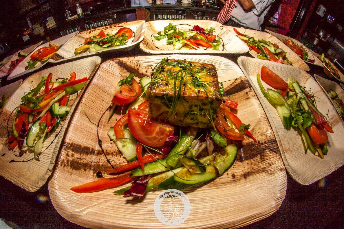 thewholeleafco's tweet photo. Nothing quite like a delicious feast that's also #ecofriendly and guilt-free! 

#plantbased #Wholeleaf #compostableplates #sustainabilitymatters https://t.co/avLD8t77e2