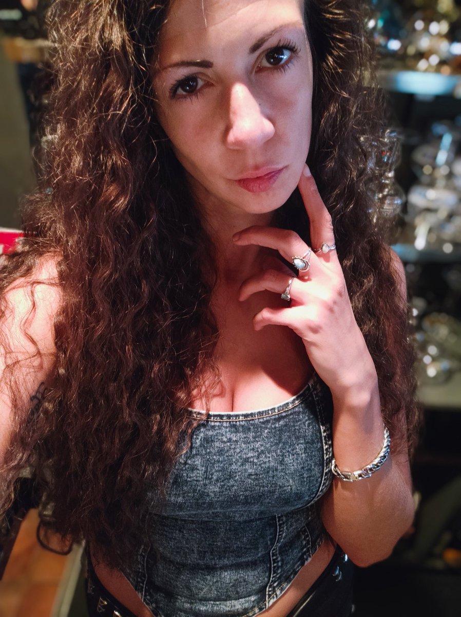 Hey coucou vous 💙
Bon #dimanche ensoleillé 😋

#hairstyle #HairLove #bouche #sunday #mood #OOTD #girl #woman #body #sexy #beautiful #boobs #jeans #eyes