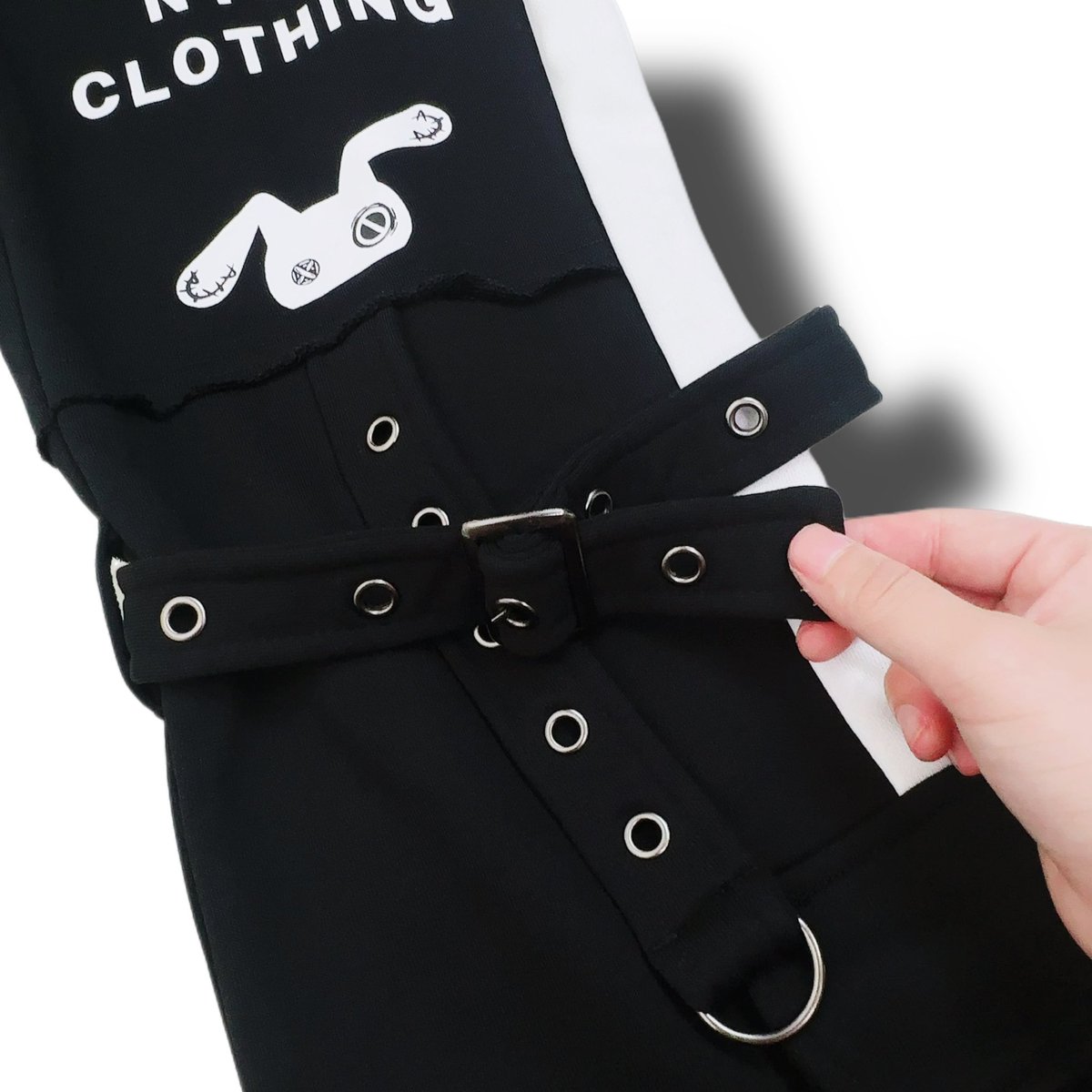 NieR_tokyo's tweet photo. 🎁本日〆切プレゼント企画🎁

当店オリジナル
BONDAGE BELT SWEAT PANTSを

🎁3名様にプレゼント🎁

ユニセックスアイテムです🐰

◼応募方法
フォロー(@NieR_tokyo) &amp; RT
◼締切〆  本日24時

※鍵垢の方も対象内です。

是非ご参加ください🙇‍♂️🙇‍♀️ https://t.co/e9ORn0kvbn