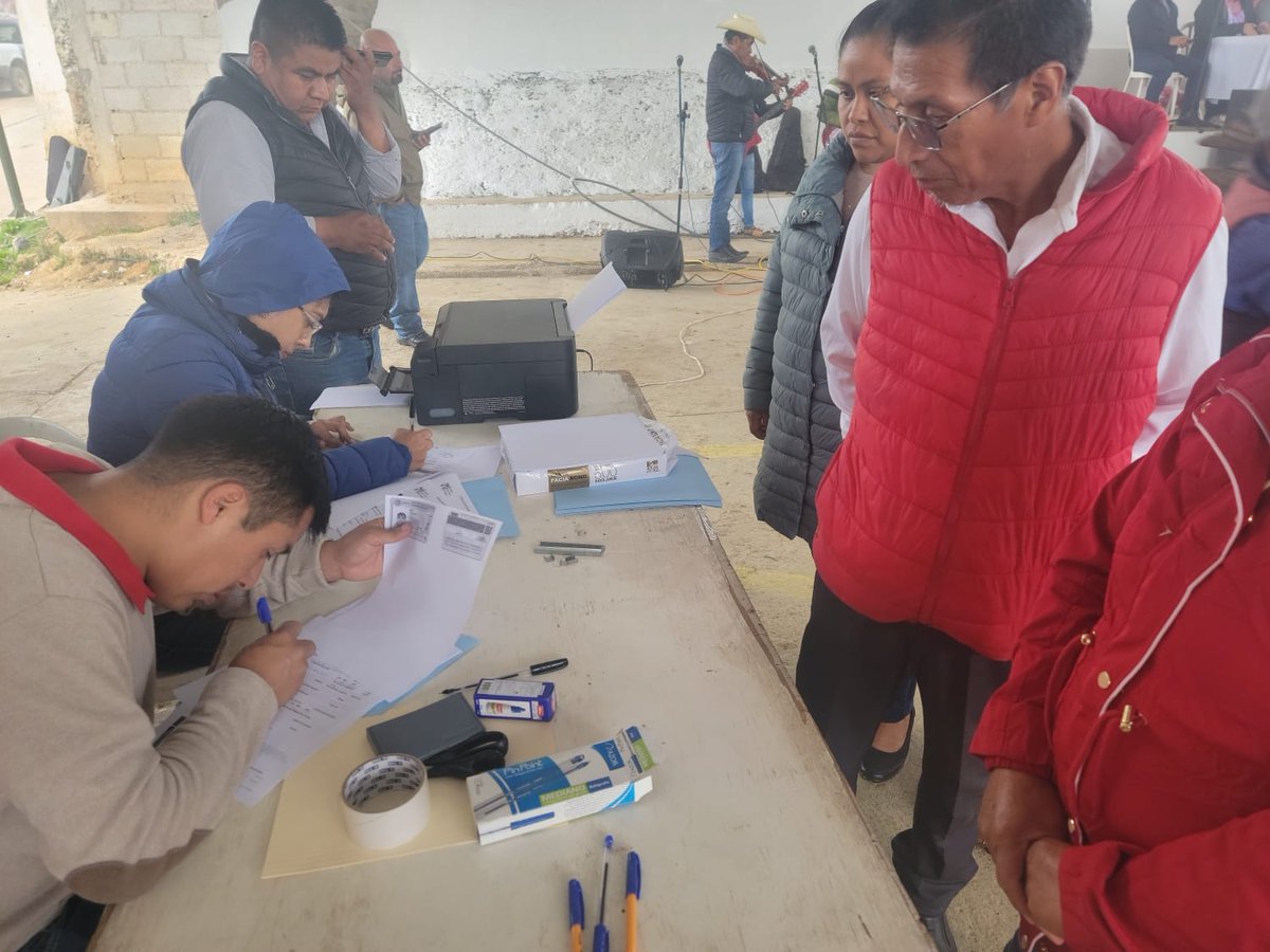 PRI_Nacional's tweet photo. En Veracruz recibimos la solicitud de afiliación de ciudadanas y ciudadanos comprometidos con México, que quieren ser parte de la construcción de un mejor país.

Si tú también quieres ser parte de esta gran familia, visita tu Comité más cercano o bien, haz tu prerregistro en https://t.co/szg8pn09z7

#SeBuscanRevolucionarios #YoMeAfilioAlPRI