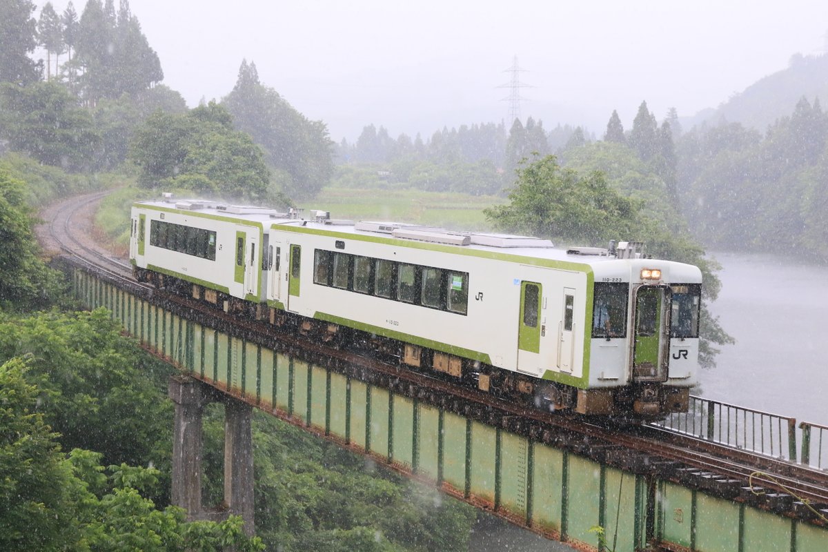 この日は雨の只見線
土砂降りの中キハ110の試運転がやっってきた
2020.6.28