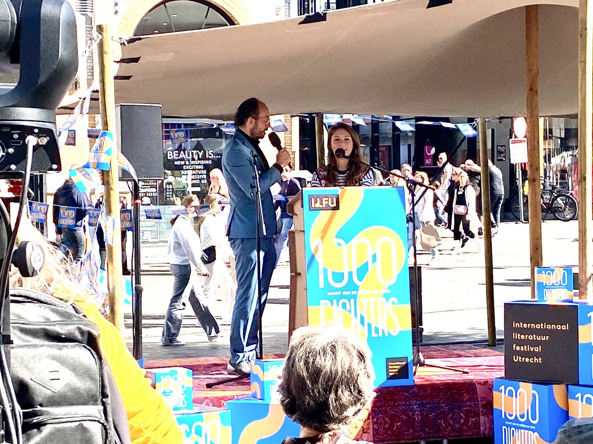 Empathic machines noemt <a href="/rrobinson72/">Roger Robinson</a> gedichten. Wacht maar tot ze je raken. Mooie start <a href="/ILFUtrecht/">ILFU</a> vandaag met installatie #BabsGons als dichter des vaderlands en ‘1000 dichters’ met <a href="/EvaOosters/">Eva Oosters</a> die <a href="/ingmarheytze/">Ingmar Heytze</a> leest.