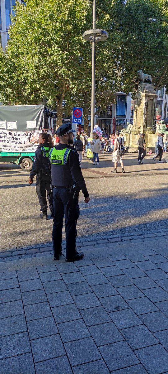 #HH2409 Demozug jetzt vor dem Kaufhaus Hamburger Perle