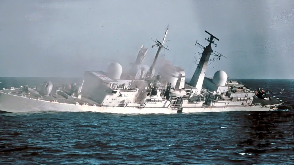 At the time of the #FalklandsWar (1982), #RoyalNavy crews were trained to expect a 20 minute warning b/w detection of an incoming (Russian) aircraft, and the impact of any projectile that it unleashed? HMS Sheffield barely received 2.5 minutes of warning, total!#avgeeks #history
