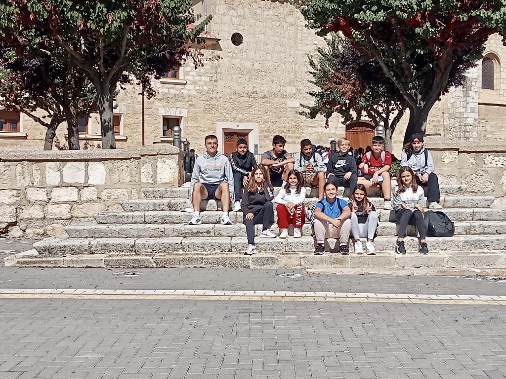 iesrecesvinto's tweet photo. Les damos la bienvenida al igual que al resto de todos nuestros alumnos y agradecemos a los alumnos de 4° ESO F que han ayudado en las actividades de este día. #iesrecesvinto #VentadeBaños #Dueñas #aulario #Palencia #uninstitutoendoslocalidades #1°ESO #iniciodecurso #Convivencia https://t.co/MLykhLIZ0D