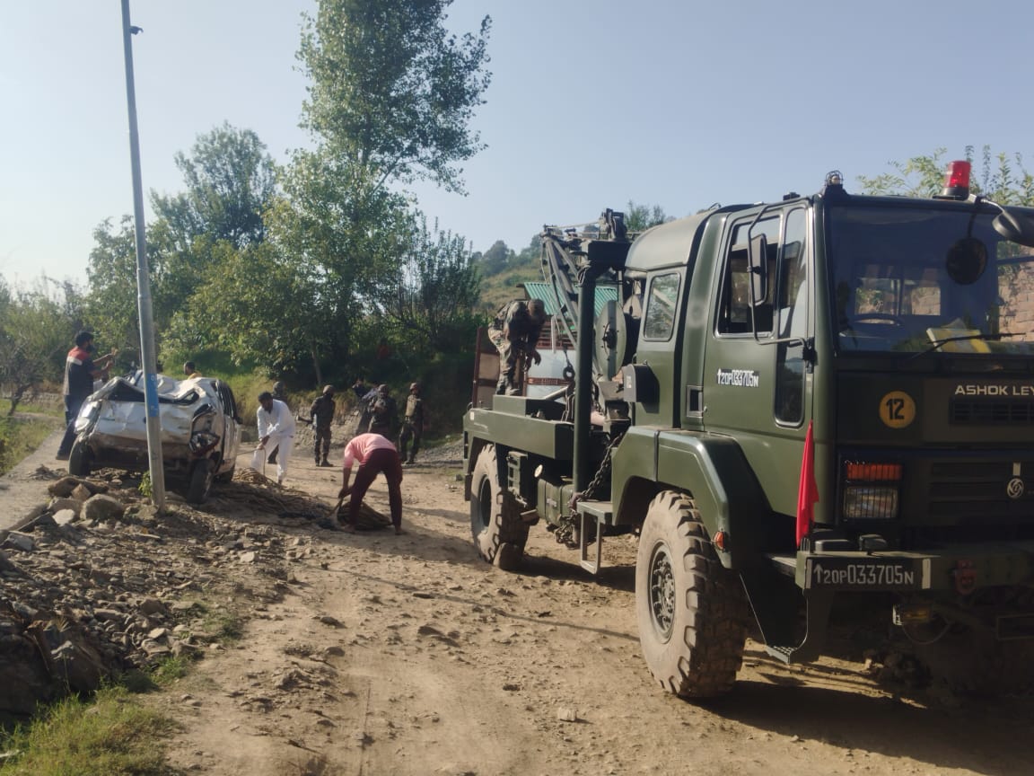 prodefencejammu's tweet photo. 🇮🇳 In an incredible display of precision & courage, #IndianArmy successfully executed a 4-hour #RecoveryOperation near Faislabad, #Surankote (J&K). Descending 250 feet down, a civilian vehicle was rescued, reaffirming our commitment to safety & service.
@SpokespersonMoD
@adgpi https://t.co/dcV1yVBeLl