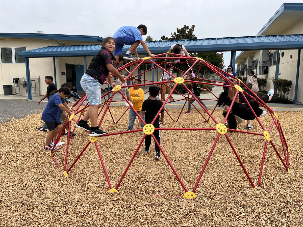teachertbi's tweet photo. Helping our kinder #RascalBuddies practice their catching and throwing skills and then having some good old free time to play! @micheleasprer #RowlandRascals https://t.co/F1qUMIq0vP