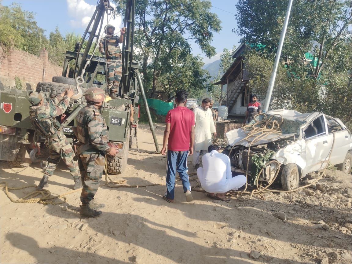 TheYouthPlus's tweet photo. In an incredible display of precision & courage, #IndianArmy successfully executed a 4-hour #RecoveryOperation near Faislabad, #Surankote (J&K). Descending 250 feet down, a civilian vehicle was rescued, reaffirming our commitment to safety & service. https://t.co/nwNsKFChP2