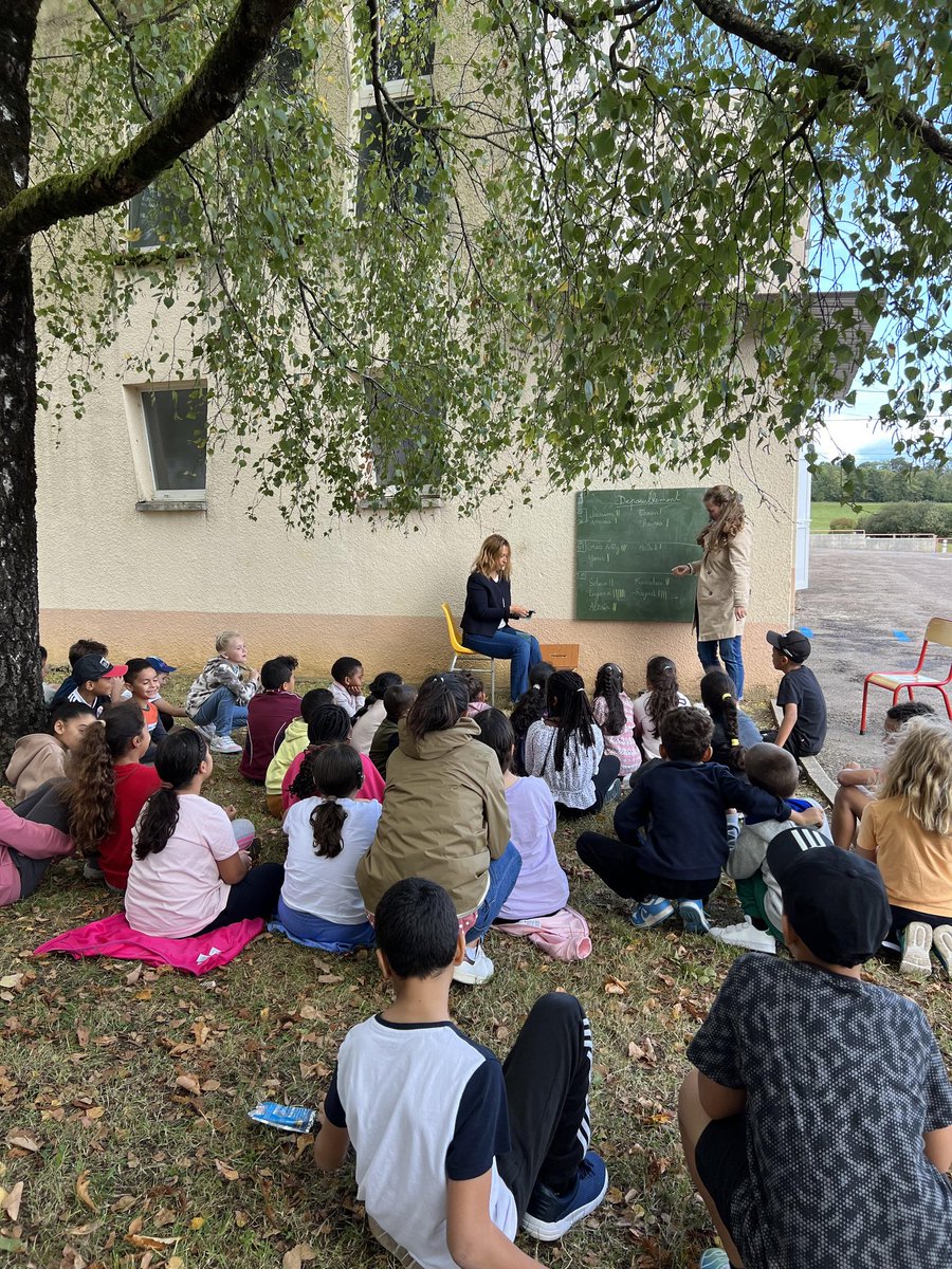 FleurAline2's tweet photo. #REP #PtitsCitoyens investis à l'école du Mont Pautet pour l'élection des délégués de classe. https://t.co/eULOEyXF5A