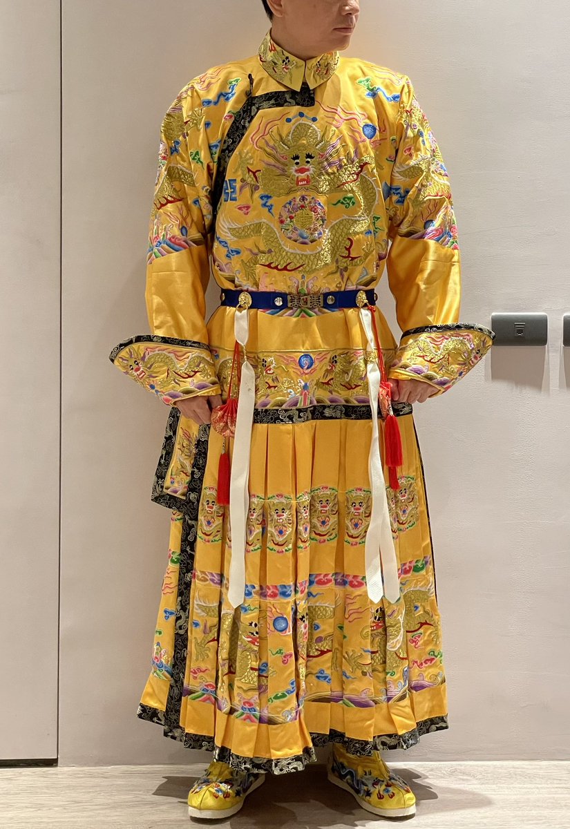 CookingMaster9's tweet image. 朝服只適合拍照，裙底沒開杈不方便