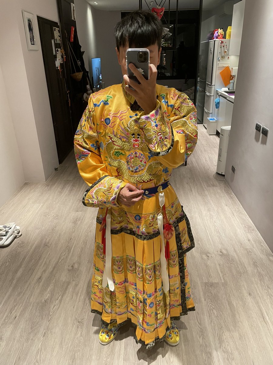 CookingMaster9's tweet image. 朝服只適合拍照，裙底沒開杈不方便