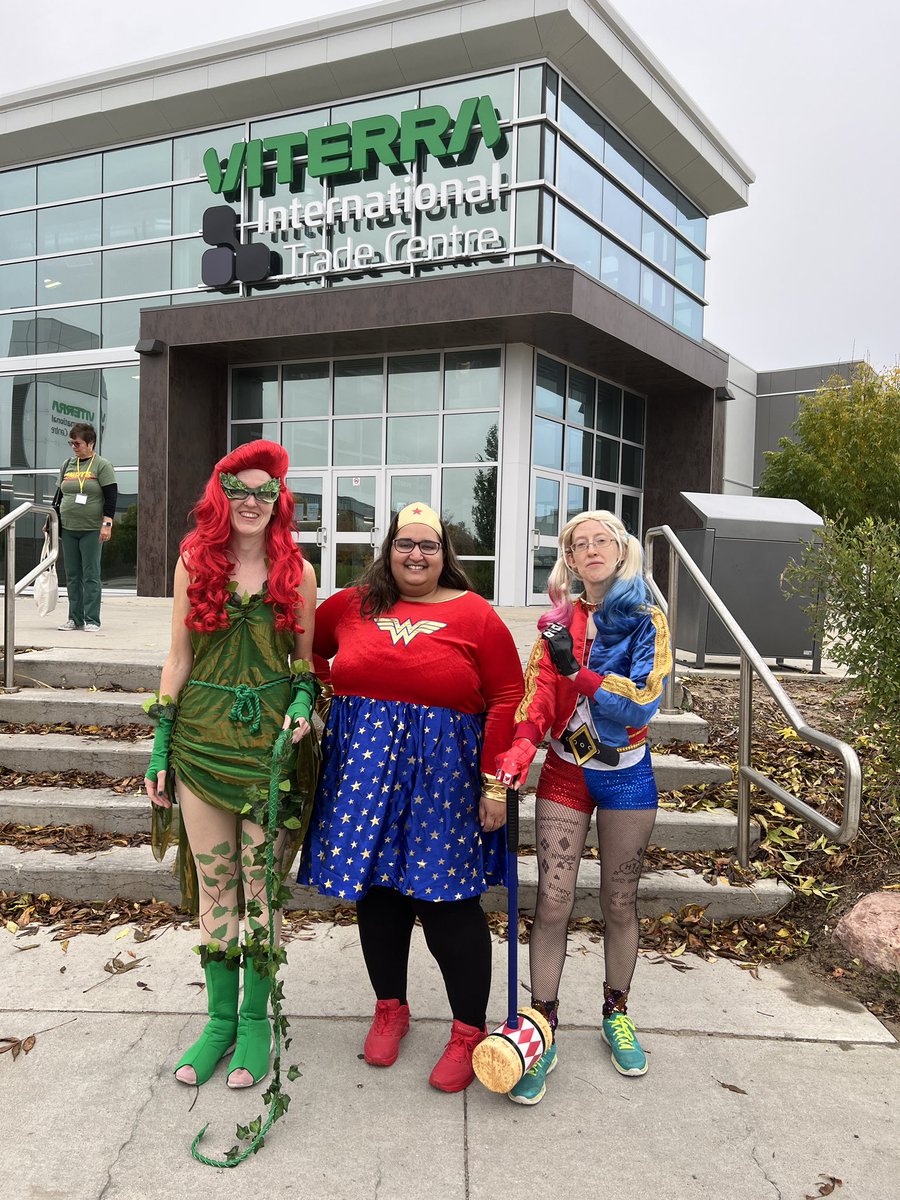 Day 2 of @SaskExpoRegina and @lisagoudy, @sheldon_spock1 and I ready to have another really fun day! #saskexporegina #saskexporegina2023 #nerdyandproud #soexcited #harleyquinn #poisonivy #wonderwoman #cosplay