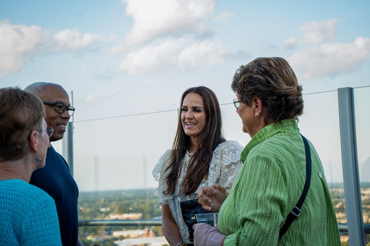 What a week! It’s always a family affair when our big sisters come back home! 💙

#ReignOn