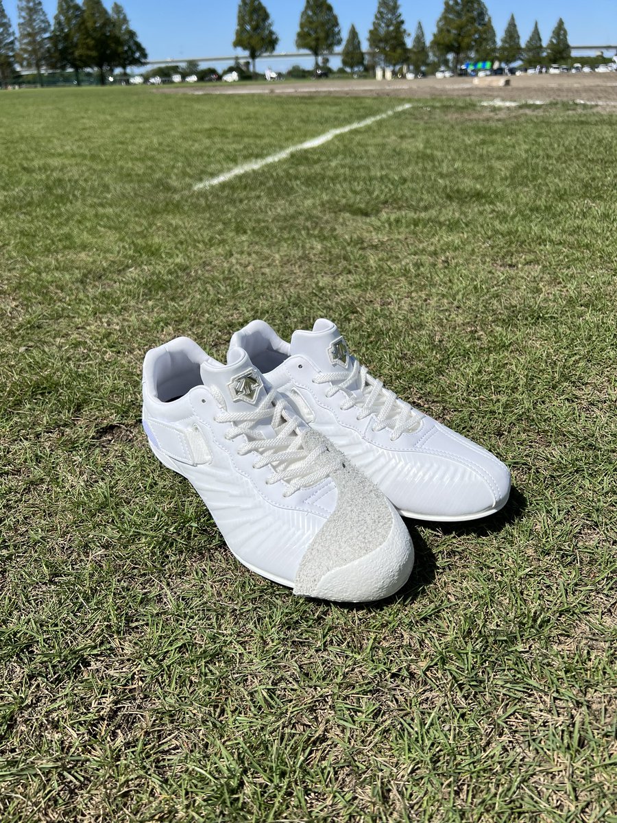 スパイクまた買っちゃいました🤣
理由としては自チームで投手やる機会が増えたのでピッチャー用で買いました！
ピッチャーカバーをつけて準備万端👍
練習試合用→ハイゴールドポイント
公式戦用→
デサントコノエベルト、アディダス
🆕投手用→デサントコノエベルト2
※今日は履き替える時間なかった