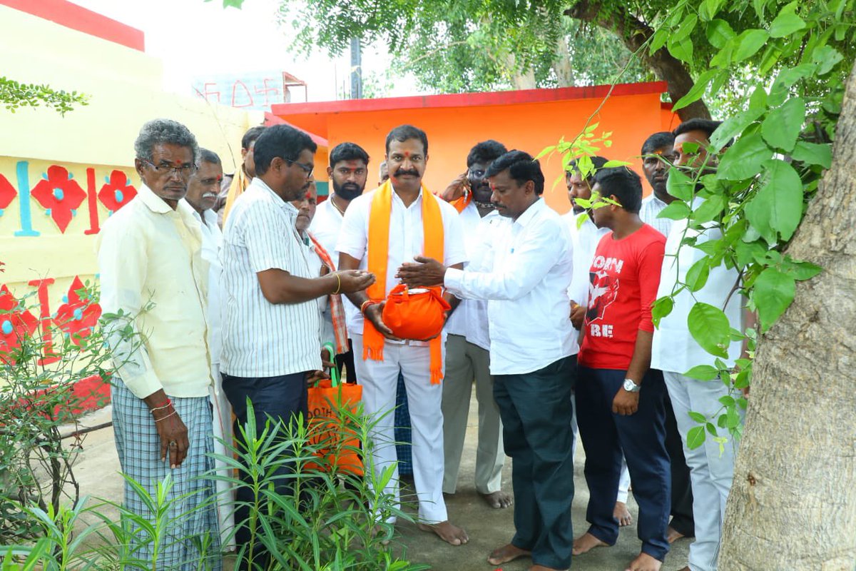 JSurenderreddy2's tweet photo. ఆజాద్ కా అమృత్ మహోత్సవ్ ముగింపులో భాగంగా దేశ రాజధాని ఢిల్లీలో పవిత్ర అమృత వాటికను నిర్మించడానికి ప్రతి గ్రామం నుండి పిరికెడు మట్టిని సేకరించి పంపలనే ప్రధానమంత్రి నరేంద్ర మోదీ గారి ఆదేశానుసారంగా మేరీ మాటి-మేరా దేశ్ కార్యక్రమంలో భాగంగా కోహెడ మండలంలో
ముఖ్యఅతిథిగా పాల్గొనడం జరిగింది. https://t.co/FUigwkgREH