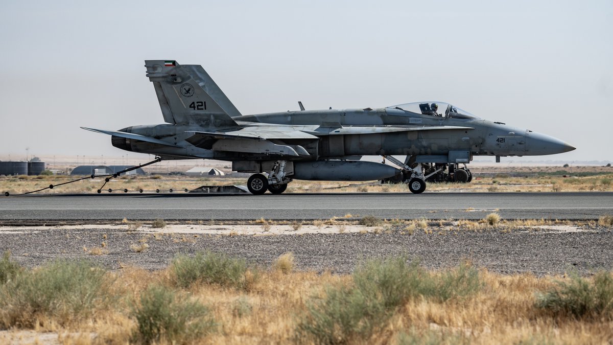 A Kuwait Air Force F/A-18 Super Hornet latches onto a Mobile Aircraft Arresting System (MAAS) following a full-throttle approach at Ali Al Salem Air Base, Kuwait #PeoplePartnersInnovation
