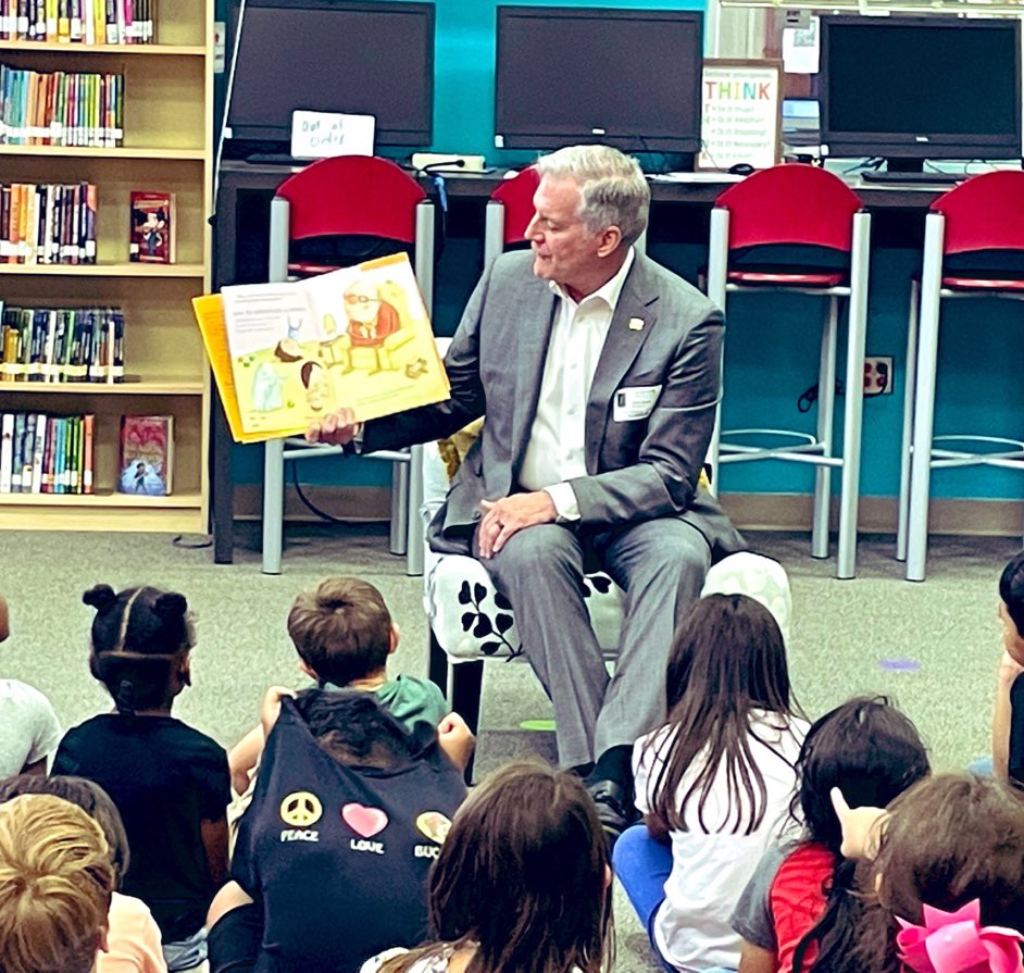 KulsumMzee's tweet photo. Thank you @MayorJohnMuns for visiting @SiglerStars1st and talking about to the mayors role and responsibilities! First graders loved the read aloud!! It was an honor! 🤩❤️🤩 https://t.co/H8SclEBjQd