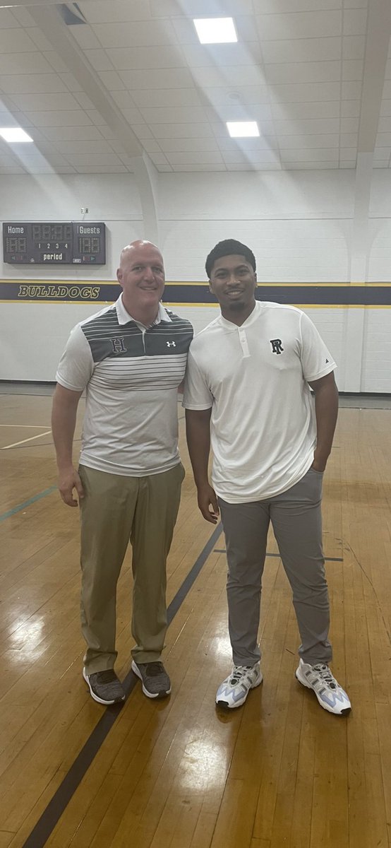 35KYSportsMedia's tweet photo. Former #LouisvilleBasketball player and now assistant coach at #RhodeIslandBasketball Christen Cunningham checks in with #LouisvilleMaleHighSchool 🏀
•
Cunningham was a team captain for the Cardinals in 2018-19 as a graduate transfer,
#502Hoops https://t.co/JAPjVTBUcA