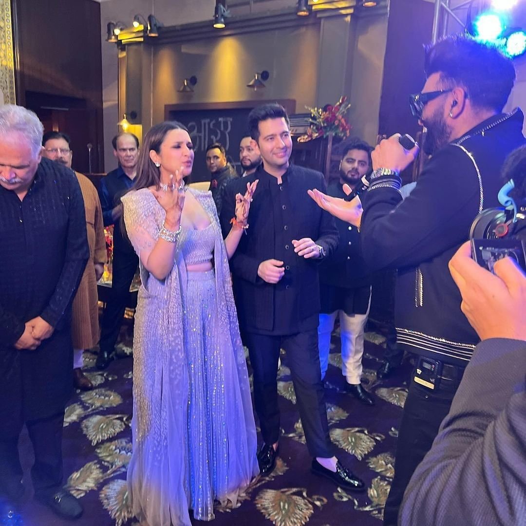 StarStyleStory1's tweet photo. A little glimpse of #Parineetichopra &amp; #Raghavchadha from their mehendi ceremony ❤️
.
.
.
#starstylestory #Ragneeti #ragneetiwedding #ragneetikishaadi https://t.co/fIJlJM47ns