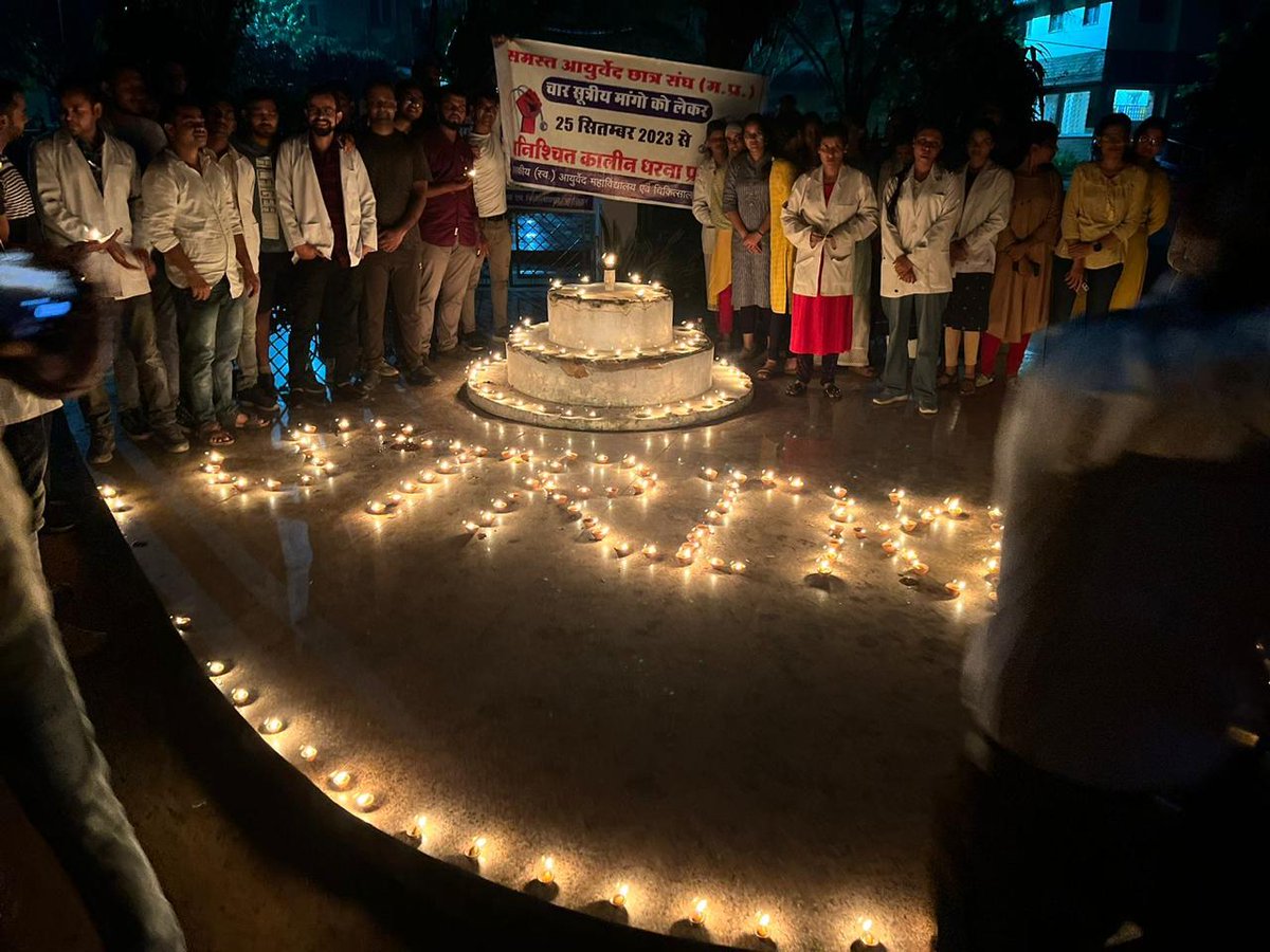 vimaldohare26's tweet photo. आज सभी आयुर्वेद महाविद्यालयों में सांकेतिक प्रदर्शन ���े अंतिम दिन दीप प्रज्ज्वलित का कार्यक्रम हुआ !!
@CMMadhyaPradesh
@kawreramkishor
@ayush_mp
@drnarottammisra
#AyurvedaNationalHeritage
#RegularPscForAyurveda
#JusticeForBAMSScholar
#EqualPayforEqualWork
#StrikeForJustice https://t.co/1Vz3kiisJw