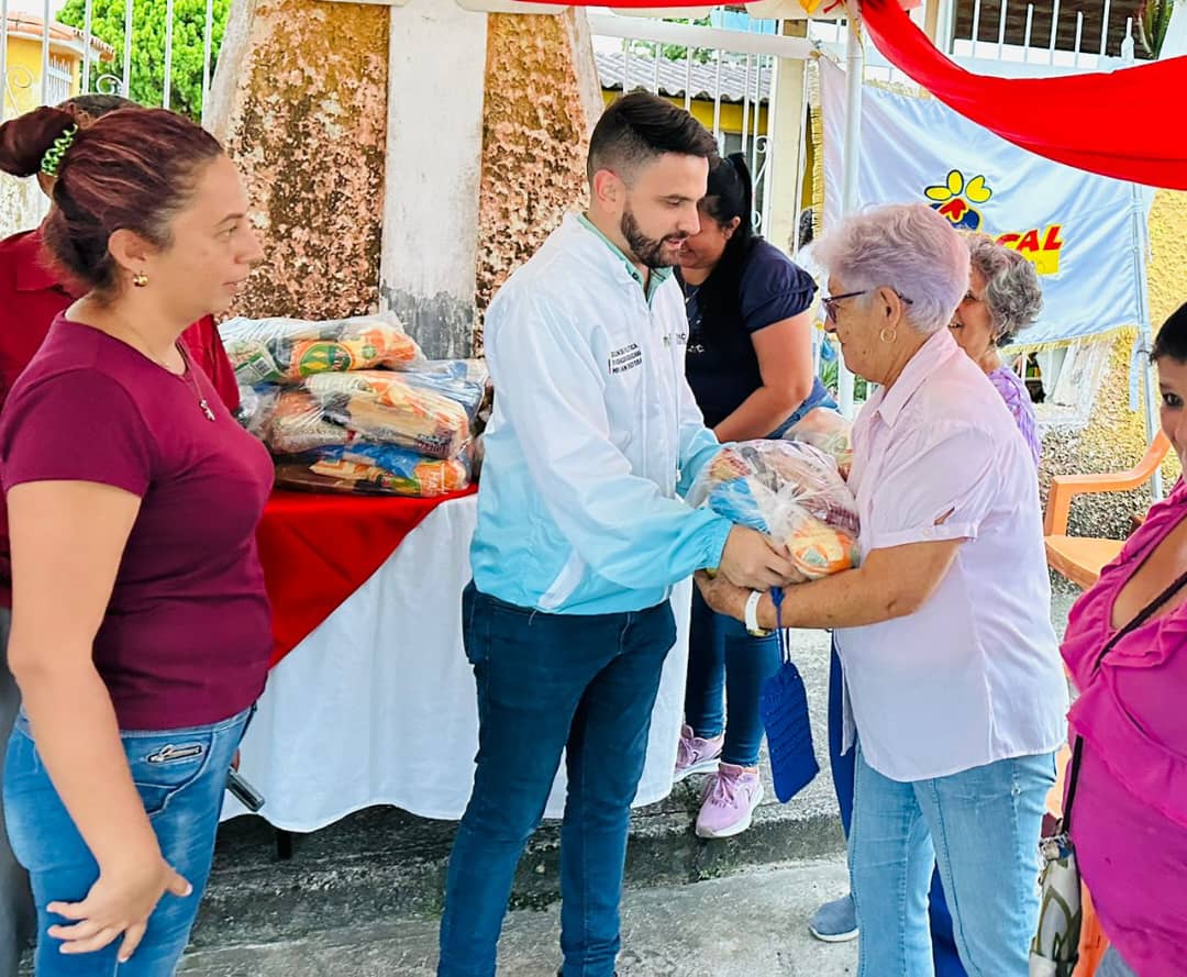 viceproduccion's tweet photo. #24Sep | Entérate 🗣 | En el estado #Táchira fueron beneficiadas 3.200 familias de la Zona 3, municipio Junín, con combos #CLAP, garantizando así la seguridad alimentaria del pueblo tachirense.

#VenezuelaAPruebaDeTodo
#MinppalEsPueblo
#19AñosMinppal 
#AlimentarEsVencer https://t.co/eU5MhgmxWL