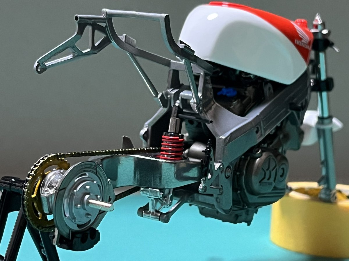 BCNR33LM's tweet image. #アンリミテッドオートモデルコンペ
#バイクプラモ盛上げ隊
#RC30
フレームにエンジン載せました♬
リア周りも組み立て
軽量化でカットしたカバーからスプロケ見えました！
リアブレーキパッドも組み込み完了
明日は各種ホースを配管しよう😊