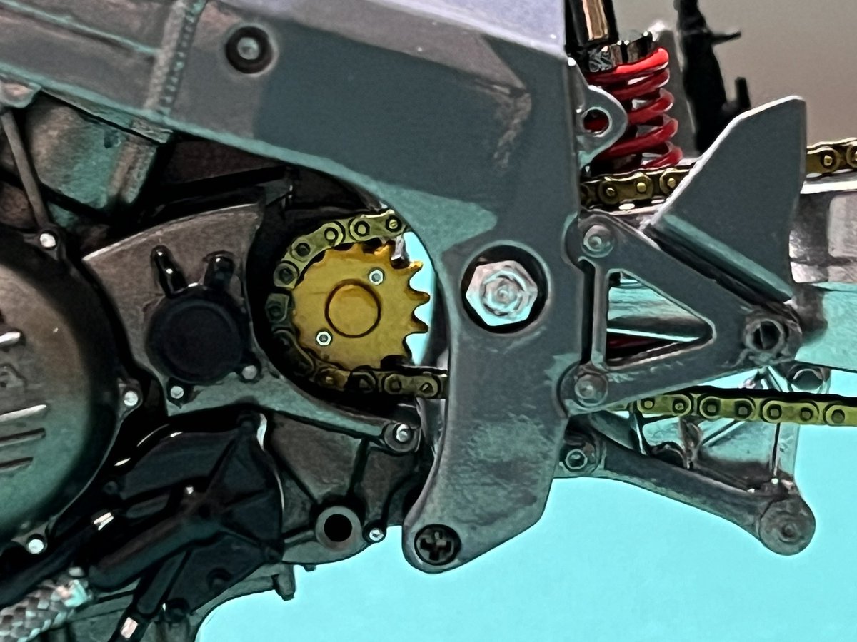 BCNR33LM's tweet image. #アンリミテッドオートモデルコンペ
#バイクプラモ盛上げ隊
#RC30
フレームにエンジン載せました♬
リア周りも組み立て
軽量化でカットしたカバーからスプロケ見えました！
リアブレーキパッドも組み込み完了
明日は各種ホースを配管しよう😊