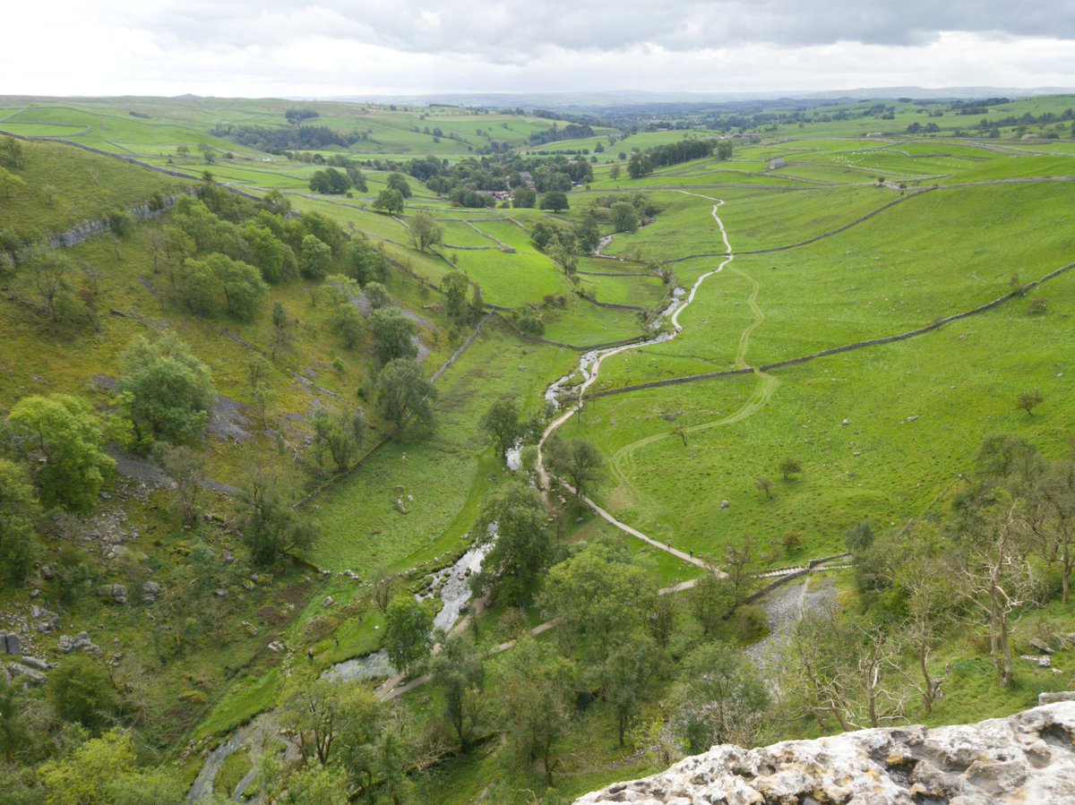Shiinsuh's tweet photo. @KyroFawx and I visited Malham Cove, in the Yorkshire Dales, on Saturday. We had a great time exploring the area and walking in the Dales. https://t.co/0WrB5AMmcH