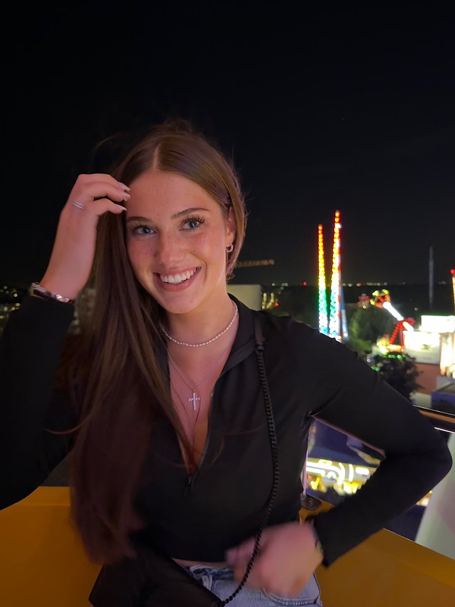 Finden wir das Bild hübsch oder ist das Lächeln doch weird?