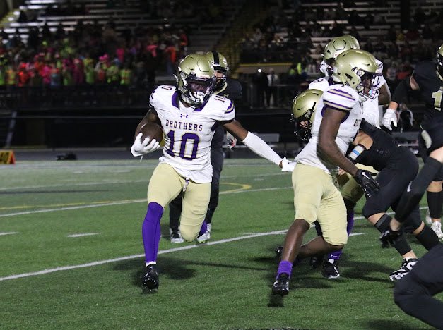 brucewill15's tweet photo. 🚨 Christian Brothers Academy Player Profile: 
🔹Name: Syair Torrence 
🔹Position: ATH
🔹Year: 2024
🔹 Jersey: 10
🔹5’11 195lbs
🔹Hometown: Syracuse, NY
🔹Twit: @Syair_10 
📽Hudl: https://t.co/jRR4qjyD8E https://t.co/uwPu8gkYiP