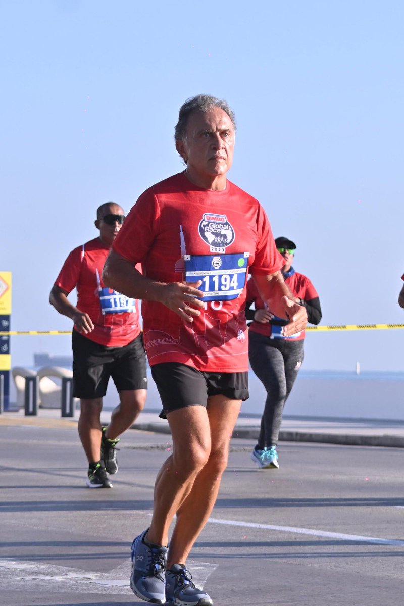 YoconYunes's tweet photo. ¡Qué dura estuvo la carrera de 10 K de Bimbo! Casi 30 grados de temperatura! Pero por una buena salud valió la pena! Buen fin de semana! https://t.co/fSI4HL0kY4