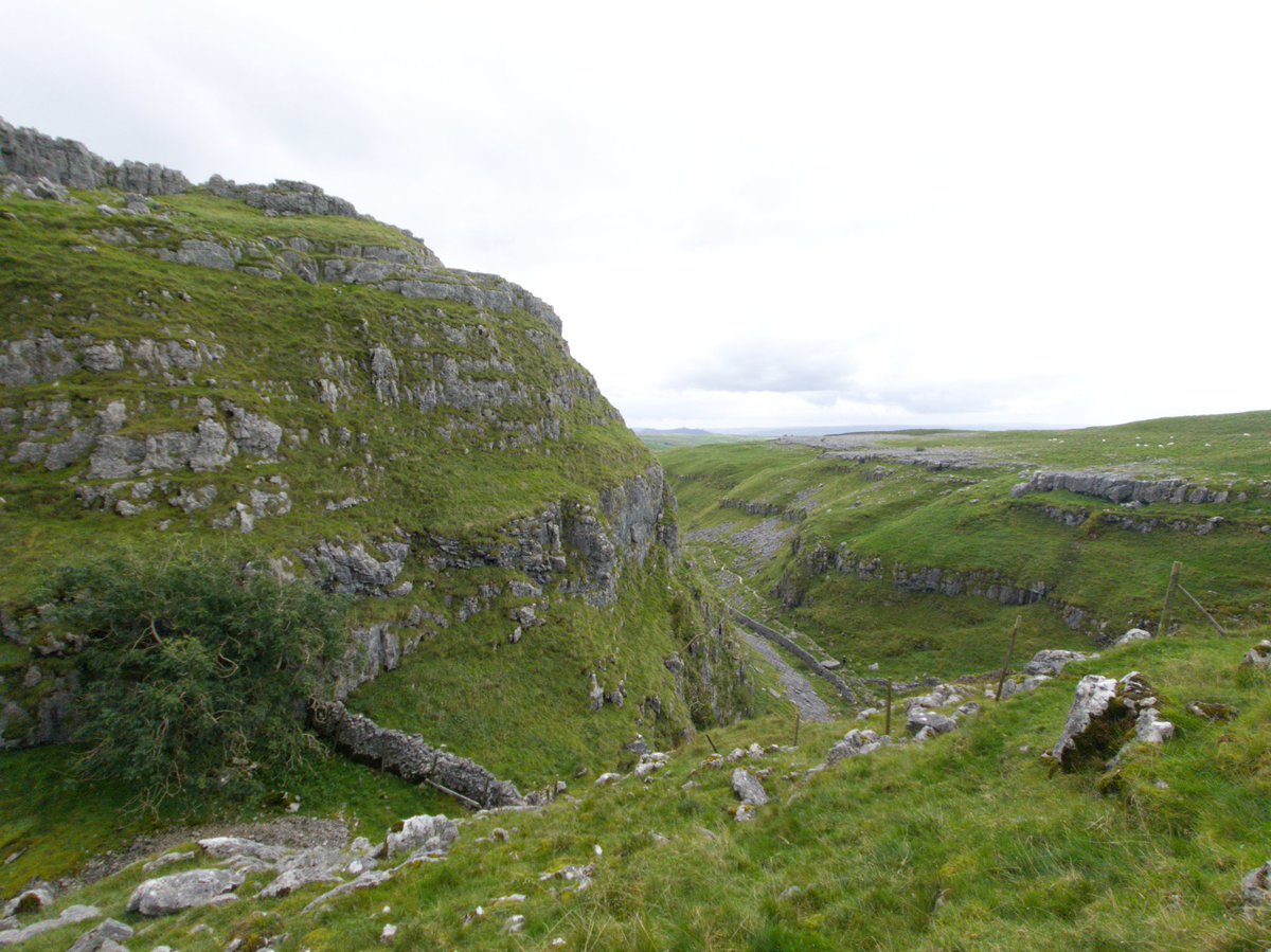 Shiinsuh's tweet photo. The landscape in the Yorkshire Dales is breathtaking in places. I'm fortunate to have spent the day with @KyroFawx  exploring the dales and seeing what it has to offer. https://t.co/J967QpO019