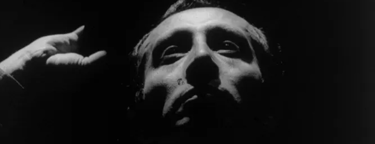 fueros. Segundo, su proverbial habilidad para la transfiguración de la realidad a partir de los contrastes de luz y oscuridad y su búsqueda de patrones abstractos en imágenes figurativas; cualidades volcadas aquí en una promoción de la marca España como mínimo singular (3/3).