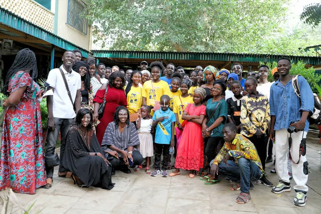 Les ateliers portant sur les techniques d'écriture et de déclamation de slam-poésie "Plume libre" ont été clôturés hier par une belle séance de restitution ! Ils/elles se sont révélé.e.s dans une approche poétique positive ! Ils/elles ont compris que cet art pouvait être 👇🏿