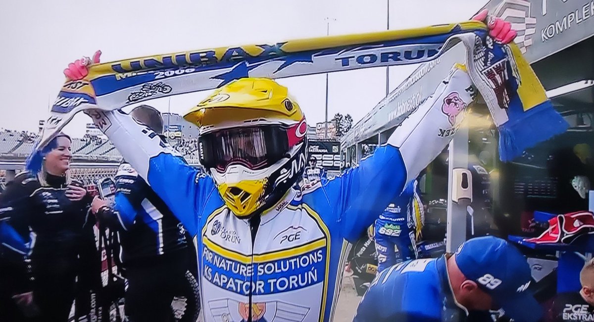 Piękne ujęcie, Emil z szalikiem i UNIBAX 💛💙🤍 byłeś w 2014 RKK cię sprowadzał 👋👋👋 po latach jest medal #CZETOR